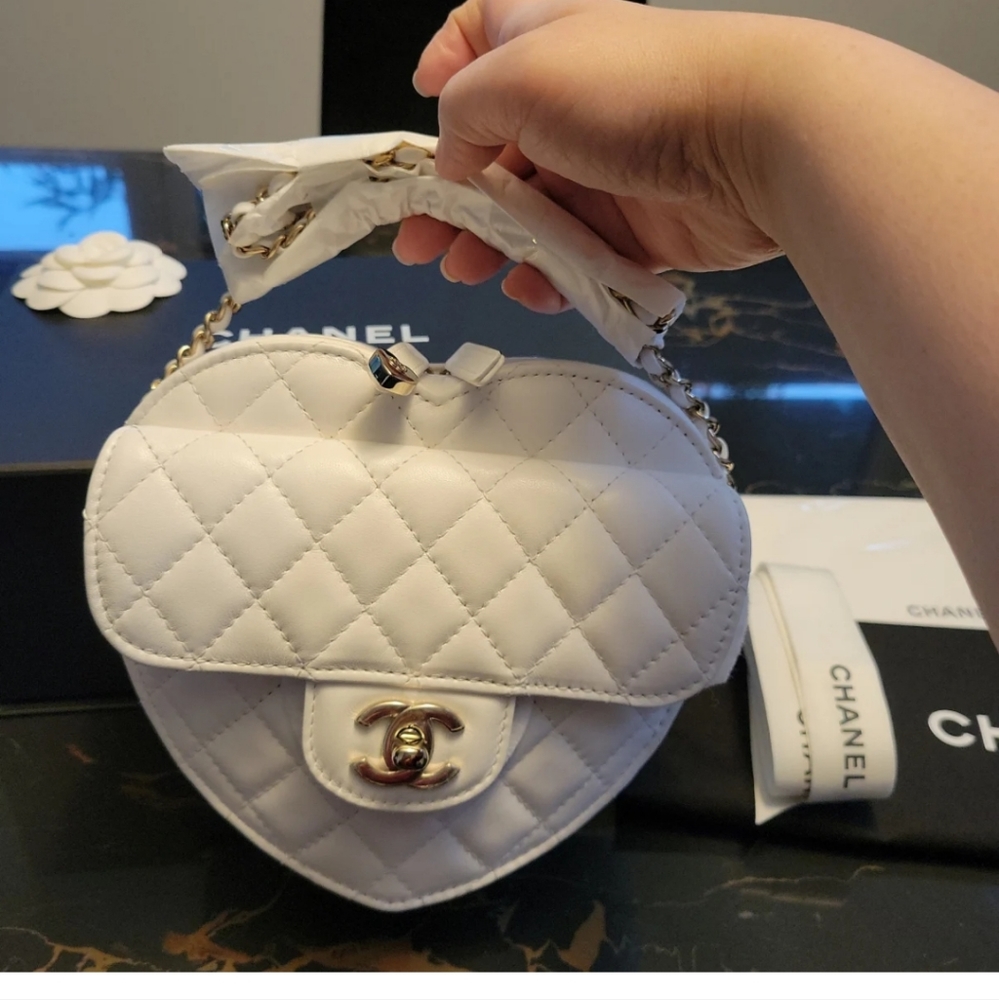 Chanel heart bag large size in white - Picture 1 of 16